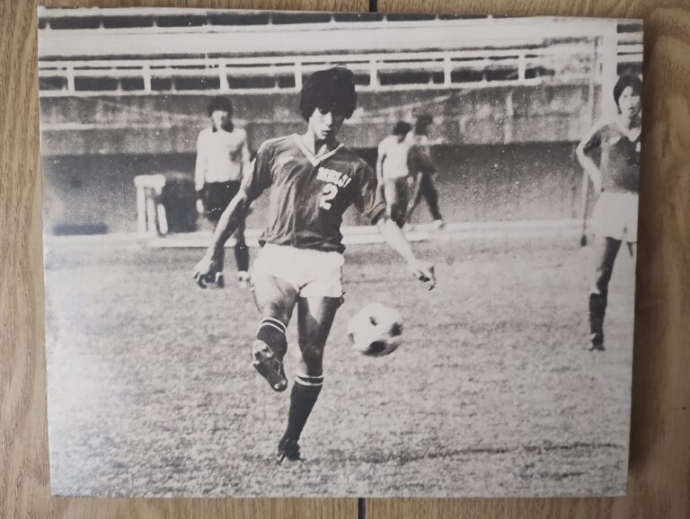 恩師 山本誠氏の現役時代のプレー写真。背番号2のユニフォームを着用し、ピッチ上で華麗にボールを扱う様子。