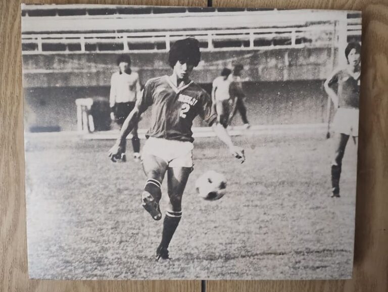恩師 山本誠氏の現役時代のプレー写真。背番号2のユニフォームを着用し、ピッチ上で華麗にボールを扱う様子。