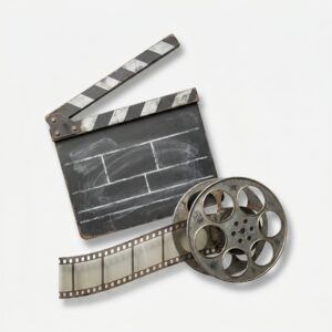映画制作を象徴するフィルムリールとカチンコ